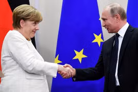 Tổng thống Nga Vladimir Putin (phải) và Thủ tướng Đức Angela Merkel trong cuộc gặp tại Sochi, Nga ngày 18/5. (Ảnh: AFP/TTXVN)