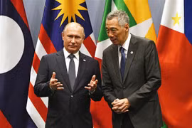 Tổng thống Nga Vladimir Putin (trái) và Thủ tướng Singapore Lý Hiển Long tại Hội nghị Cấp cao Nga-ASEAN lần thứ 3 diễn ra ở Singapore ngày 14/11/2018. (Ảnh: THX/TTXVN)