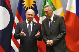 Tổng thống Nga Vladimir Putin (trái) và Thủ tướng Singapore Lý Hiển Long tại Hội nghị Cấp cao Nga-ASEAN lần thứ 3 diễn ra ở Singapore ngày 14/11/2018. (Ảnh: THX/TTXVN)