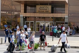 Du khách nước ngoài đi bên ngoài sân bay quốc tế Sharm El-Sheikh của Ai Cập. (Ảnh: EPA)