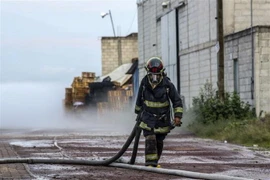 Nhân viên cứu hỏa làm nhiệm vụ tại hiện trường vụ rò rỉ khí đốt tại Puebla, Mexico ngày 12/9. (Ảnh: AFP/TTXVN)