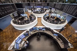 Giao dịch viên tại Sàn giao dịch chứng khoán Frankfurt am Main, miền tây Đức. (Nguồn: AFP/TTXVN)