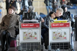 Hành khách chờ làm thủ tục tại sân bay quốc tế Minsk, Belarus. (Ảnh: AFP/TTXVN)