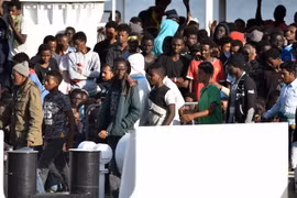 Người di cư trên tàu Diciotti tại cảng Sicily, Italy ngày 13/6. (Ảnh: AFP/TTXVN)
