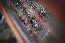 Rất nhiều túi nilon và chai nhựa dưới chân cầu Long Biên, Hà Nội. Thói quen sinh hoạt gắn liền với túi nilon và đồ nhựa của con người đang vô hình góp phần vào việc hủy hoại môi trường sống của chính mình. (Ảnh: Trọng Đạt/TTXVN)