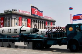 Diễu binh diễu hành nhân kỷ niệm 105 năm ngày sinh cố Chủ tịch Kim Nhật Thành ở Bình Nhưỡng. (Nguồn: EPA/TTXVN) 