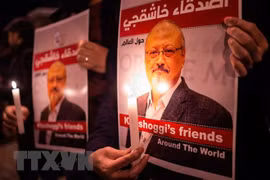 Thắp nến tưởng niệm nhà báo Jamal Khashoggi bên ngoài lãnh sự quán Saudi Arabia ở Istanbul, Thổ Nhĩ Kỳ ngày 25/10. (Nguồn: AFP/TTXVN)