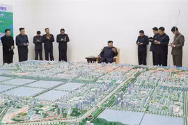 Nhà lãnh đạo Triều Tiên Kim Jong-un (giữa) thị sát kế hoạch phát triển hiện đại thành phố biên giới Sinuiju ngày 16/11/2018. (Ảnh: Yonhap/TTXVN)