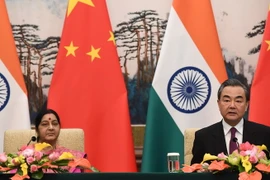 Ngoại trưởng Ấn Độ Sushma Swaraj và người đồng cấp phía Trung Quốc Vương Nghị. (Nguồn: AFP/TTXVN)
