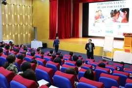 Ông Adam Khoo đã có buổi nói chuyện đầy cảm hứng với hơn 200 phụ huynh Việt Nam. (Ảnh: Phương Mỹ/Vietnam+)