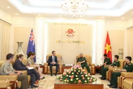 Thượng tướng Nguyễn Chí Vịnh (bên phải) tiếp Cục trưởng Cục Chính sách Quốc tế, Bộ Quốc phòng Australia Stephen Moore. (Ảnh: Hồng Pha/TTXVN)