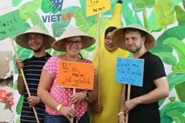 Khách Séc trải nghiệm ấn tượng với nón lá Việt Nam tại lễ hội Hội trẻ chuối. (Ảnh: Hồng Kỳ/Vietnam+)