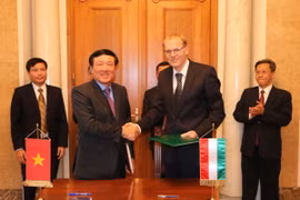 Chánh án Tòa án Nhân dân Tối cao Việt Nam và Chánh án Tòa án Tối cao Hungary Peter Darak ký biên bản hợp tác. (Ảnh: Quang Vinh/TTXVN)