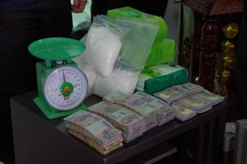 Tang vật (trên 8 kg ma túy đá và tiền) thu được của các đối tượng cất giấu tại một nhà trọ ở xã An Hòa, huyện Trảng Bàng, Tây Ninh. (Ảnh: Lê Đức Hoảnh/TTXVN)