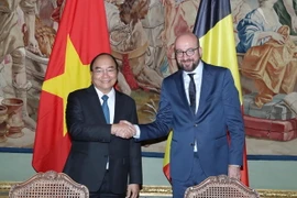 Thủ tướng Bỉ Charles Michel và Thủ tướng Nguyễn Xuân Phúc bắt tay trước khi tiến hành hội đàm. (Ảnh: Thống Nhất/TTXVN)