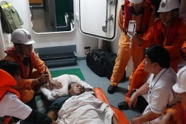 Thuyền viên quốc tịch Philipines vừa được tàu SAR 274 cứu nạn đưa về bờ trong đêm. (Nguồn: TTXVN)