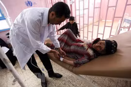 Bệnh nhân bị nhiễm dịch tả điều trị tại một bệnh viện ở Sanaa. (Nguồn: AFP/TTXVN)