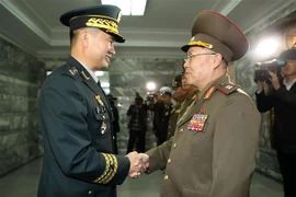 Thiếu tướng Kim Do-Gyun (trái), đại diện phái đoàn Hàn Quốc và Trung tướng An Ik San (phải), đại diện phái đoàn Triều Tiên, tại cuộc hội đàm quân sự ở tòa nhà Tongilgak của Triều Tiên bên trong làng đình chiến Panmunjom, ngày 26/10. (Ảnh: Yonhap/ TTXVN)