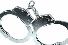 Khống chế đối tượng mang hung khí, đập phá phòng công chứng 