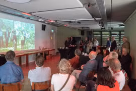 Các vị khách xem các thước phim tư liệu về hợp tác Hà Lan-Việt Nam trong chiến tranh. (Nguồn: Đại sứ quán Việt Nam tại Hà Lan)