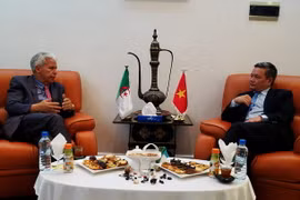 Ông Nacer Maaskri, Chủ tịch tỉnh Sétif (Algeria) tiếp Đại sứ Phạm Quốc Trụ. (Ảnh: Tấn Đạt/TTXVN)