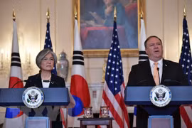 Ngoại trưởng Hàn Quốc Kang Kyung-wha (trái) và Ngoại trưởng Mỹ Mike Pompeo trong cuộc họp báo tại Washington DC., Mỹ. (Nguồn: AFP/TTXVN)