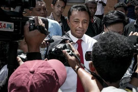 Ứng cử viên Marc Ravalomanana (giữa) trả lời phỏng vấn tại Antananarivo, ngày 19/12/2018. (Ảnh: AFP/TTXVN)