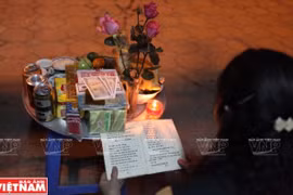 Người Việt có tục cúng giao thừa ngoài trời để đón quan Hành khiển cai quản năm mới. (Ảnh: Trần Công Đạt/Báo ảnh Việt Nam)
