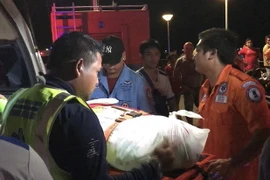 Nhân viên cứu hộ chuyển thi thể nạn nhân trong vụ lật tàu ở Phuket, Thái Lan ngày 5/7. (Nguồn: AFP/TTXVN)