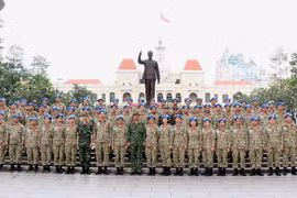 Cán bộ, chiến sỹ, nhân viên Bệnh viện dã chiến 2 số 1 tại Bến Nhà Rồng trước ngày lên đường tham gia lực lượng gìn giữ hòa bình Liên hợp quốc tại Nam Sudan. (Ảnh: Xuân Khu/TTXVN)