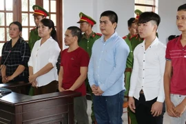 Các bị cáo tham gia vụ gây rối trật tự công cộng bị đưa ra xét xử. (Ảnh: Nguyễn Thành/TTXVN)