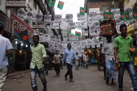 Ápphích ảnh các ứng cử viên thuộc đảng cầm quyền Liên đoàn Awami Bangladesh (AL) trên một đường phố ở thủ đô Dhaka ngày 16/12. (Ảnh: AFP/TTXVN)