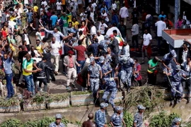 Lực lượng an ninh Ethiopia điều tra tại hiện trường vụ nổ ở thủ đô Addis Ababa ngày 23/6. (Nguồn: AFP/TTXVN)
