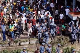 Lực lượng an ninh Ethiopia điều tra tại hiện trường vụ nổ ở thủ đô Addis Ababa ngày 23/6. (Nguồn: AFP/TTXVN)