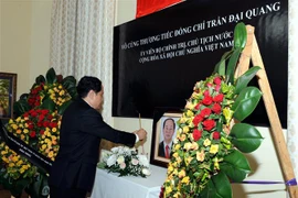 Chủ tịch Ủy ban Trung ương Mặt trận Tổ quốc Việt Nam Trần Thanh Mẫn viếng Chủ tịch nước Trần Đại Quang. (Ảnh: Vũ Hà/TTXVN)