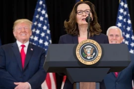 Bà Gina Haspel (giữa) tuyên thệ nhậm chức Giám đốc CIA tại Langley, Virginia, Mỹ ngày 21/5. (Nguồn: AFP/TTXVN)