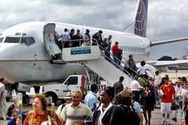 Các hành khách đầu tiên trên chuyến bay của Continental Airlines từ Miami, Florida, đến sân bay Jose Marti ở La Habana, Cuba. (Nguồn: AP)