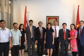 Đoàn đại biểu huyện Đan Phượng chụp ảnh chung tại Đại sứ quán Việt Nam tại Hà Lan. (Nguồn: Đại sứ quán Việt Nam tại Hà Lan)