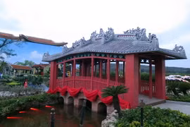 Tái hiện Chùa Cầu ở Công viên Ấn tượng Hội An. (Ảnh: Đỗ Trưởng/TTXVN)