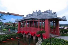 Tái hiện Chùa Cầu ở Công viên Ấn tượng Hội An. (Ảnh: Đỗ Trưởng/TTXVN)