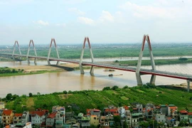 Cầu Nhật Tân là một trong những công trình và gói thầu đạt giải thưởng chất lượng cao về xây dựng. (Nguồn: TTXVN)