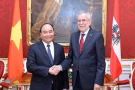 Thủ tướng Nguyễn Xuân Phúc và Tổng thống Áo Alexander Van der Bellen. (Ảnh: Thống Nhất/TTXVN)