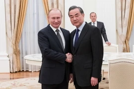 Tổng thống Nga Vladimir Putin (trái) có cuộc gặp với Ngoại trưởng Trung Quốc Vương Nghị (phải) (Nguồn: THX/TTXVN)