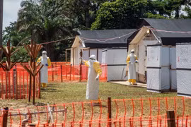 Khu vực cách ly để điều trị cho bệnh nhân nhiễm virus Ebola tại Trung tâm Y tế ở Iyonda, gần Mbandaka, Cộng hòa Dân chủ Congo. (Ảnh: AFP/TTXVN) 