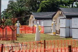Khu vực cách ly để điều trị cho bệnh nhân nhiễm virus Ebola tại Trung tâm Y tế ở Iyonda, gần Mbandaka, Cộng hòa Dân chủ Congo. (Ảnh: AFP/TTXVN) 