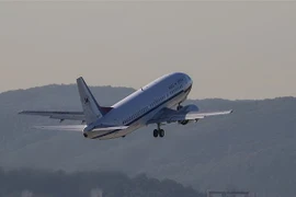 Máy bay chở Đặc phái viên của Tổng thống Hàn Quốc Moon Jae-in, Cố vấn An ninh quốc gia Chung Eui-yong, cất cánh tới Triều Tiên từ căn cứ không quân ở Seongnam, phía nam Seoul ngày 5/9. (Ảnh: Yonhap/TTXVN)