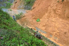 Một điểm sạt lở trên Quốc lộ 279. (Ảnh: Văn Dũng/TTXVN)