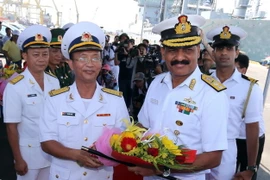 Lễ đón sỹ quan, thủy thủ đoàn tàu Hải quân Ấn Độ tại cảng Tiên Sa (Đà Nẵng). (Ảnh: Trần Lê Lâm/TTXVN)