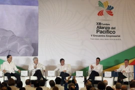 Tổng thống Peru Martin Vizcarra, Tổng thống Chile Sebastian Pinera, Chủ tịch ngân hàng Phát triển liên Mỹ Luis Alberto Moreno, Tổng thống Mexico Enrique Pena Nieto và Tổng thống Colombia Juan Manuel Santos tại hội nghị Liên minh Thái Bình Dương ở Mexico n