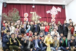 Các đại biểu chụp ảnh lưu niệm cùng cộng đồng người Việt tại thành phố Hwaseong. (Ảnh: Vũ Toàn/TTXVN)